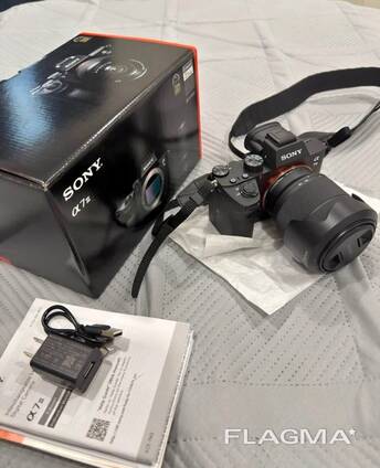 28-70 mm f/3,5-5,6 lens ve temel kit ile birlikte Sony A7 III aynasız fotoğraf makinesi.