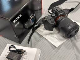 28-70 mm f/3,5-5,6 lens ve temel kit ile birlikte Sony A7 III aynasız fotoğraf makinesi.