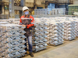 Birincil döküm alüminyum A-7 külçe halinde.